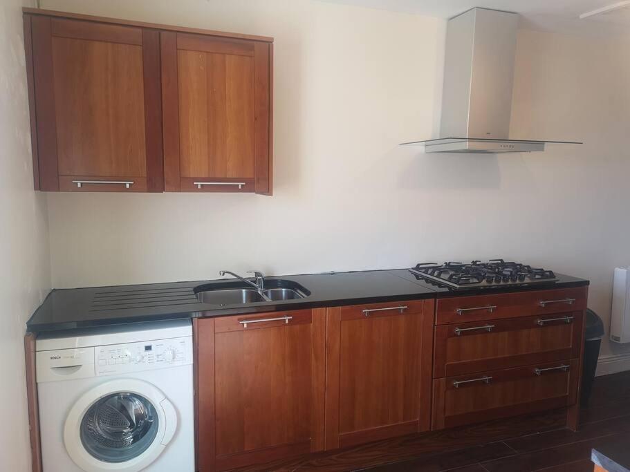 Spacious And Warm 2 Bedroom Apartment Sleeps Up To 5 Athy Kültér fotó