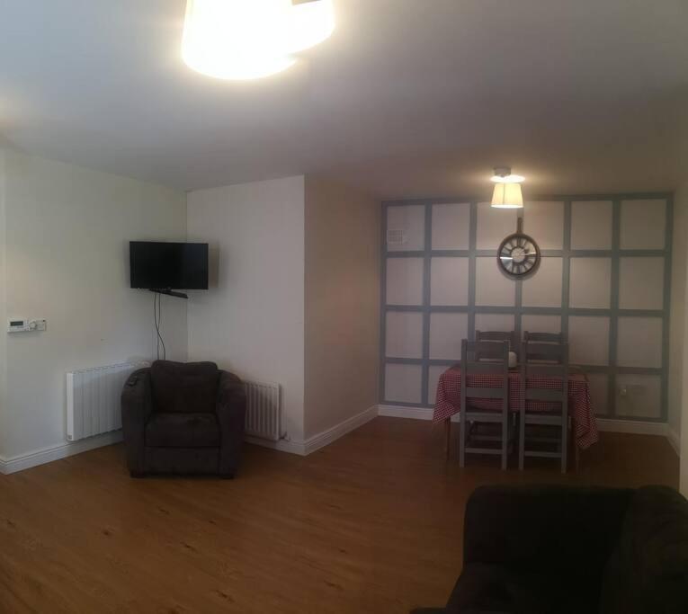 Spacious And Warm 2 Bedroom Apartment Sleeps Up To 5 Athy Kültér fotó