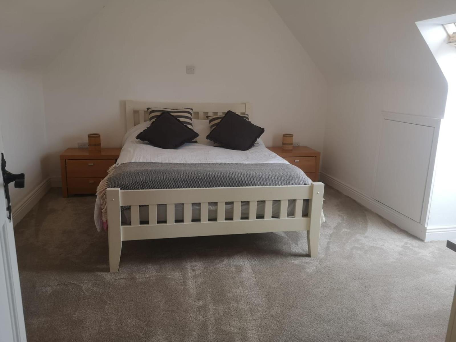 Spacious And Warm 2 Bedroom Apartment Sleeps Up To 5 Athy Kültér fotó